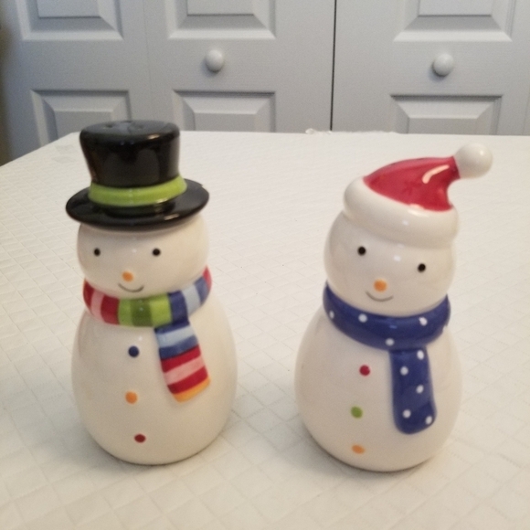 Snowman Salt & Pepper Shaker Set small chip on Snowman hat - Picture 1 of 5